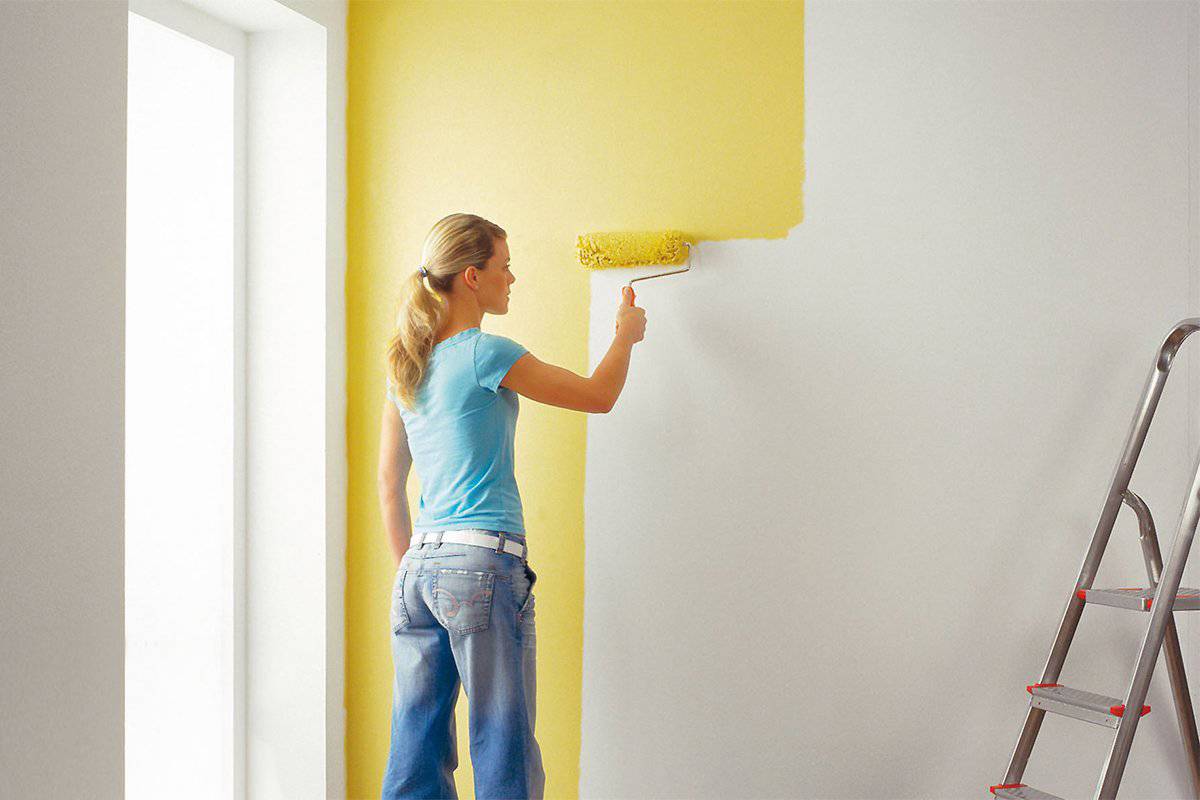 Как покрасить обои в квартире