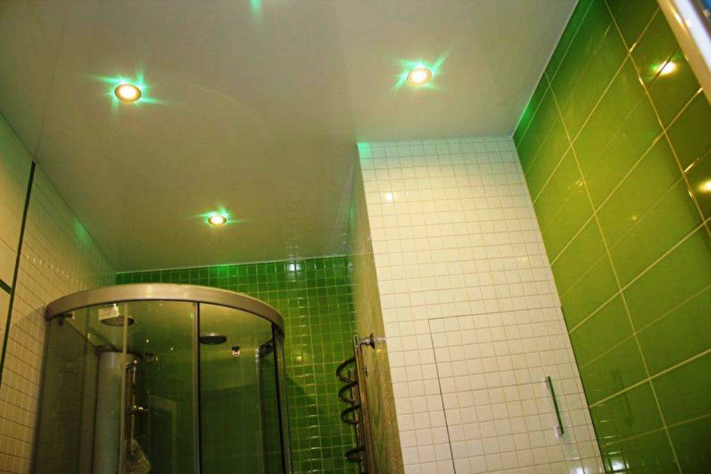 Плюсы и минусы установки в ванной натяжного потолка