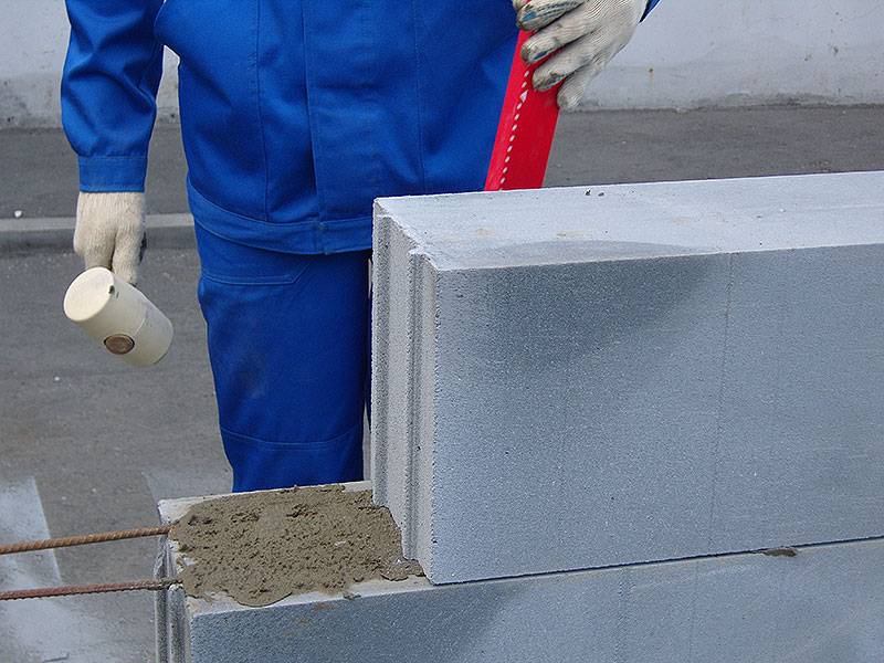 Как класть газобетон на клей и на цемент: приготовление состава
