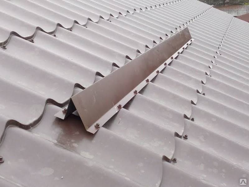 Установка снегозадержателей на крыше из профнастила