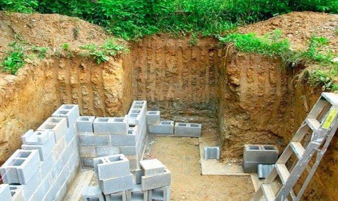 Мелкозаглубленные погреба: на склоне и с тамбуром, преимущества и недостатки