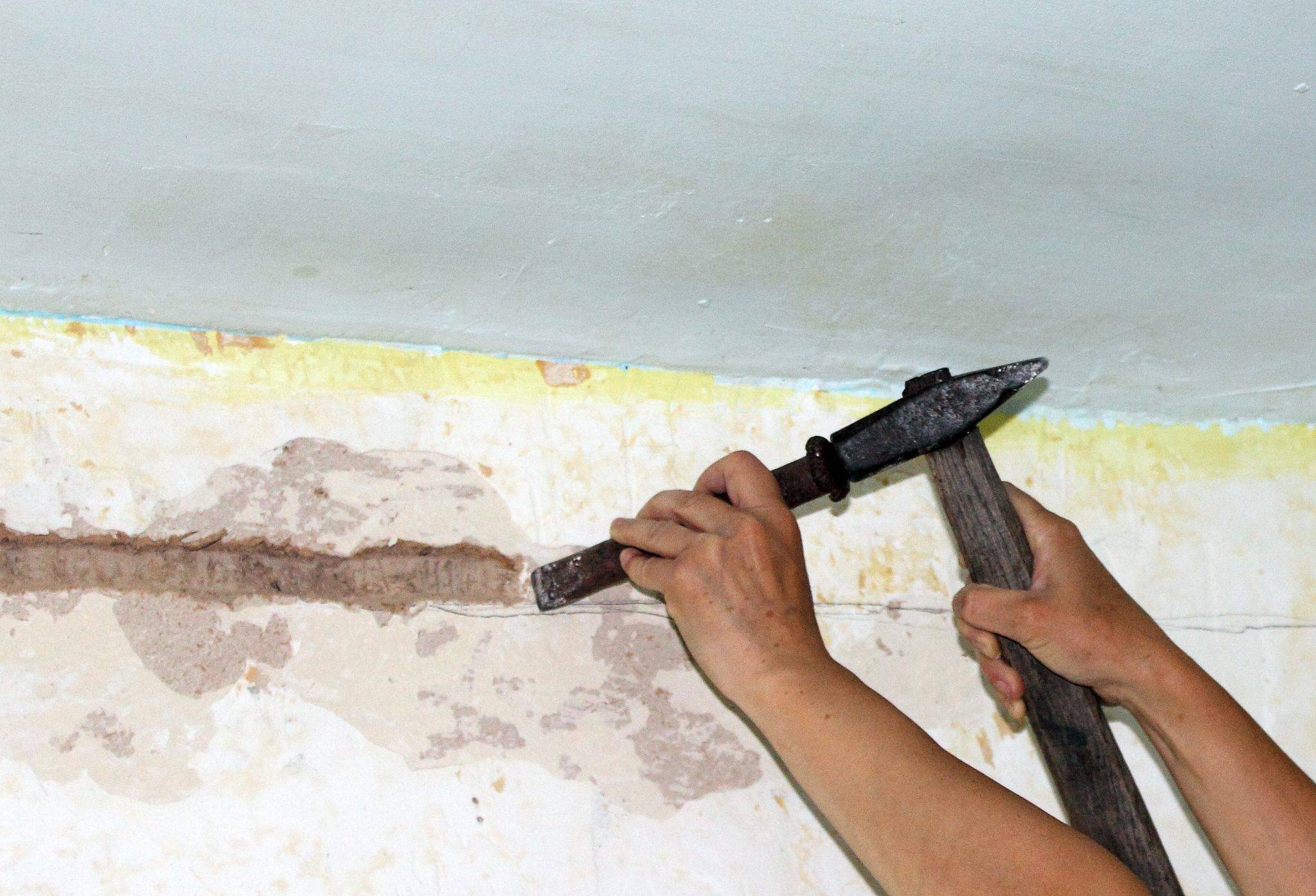 Как правильно штробить стену под проводку без пыли своими руками и чем?