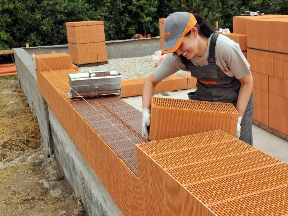 ?как построить дом из керамических блоков, или новые технологии обработки глины для строительства - блог о строительстве