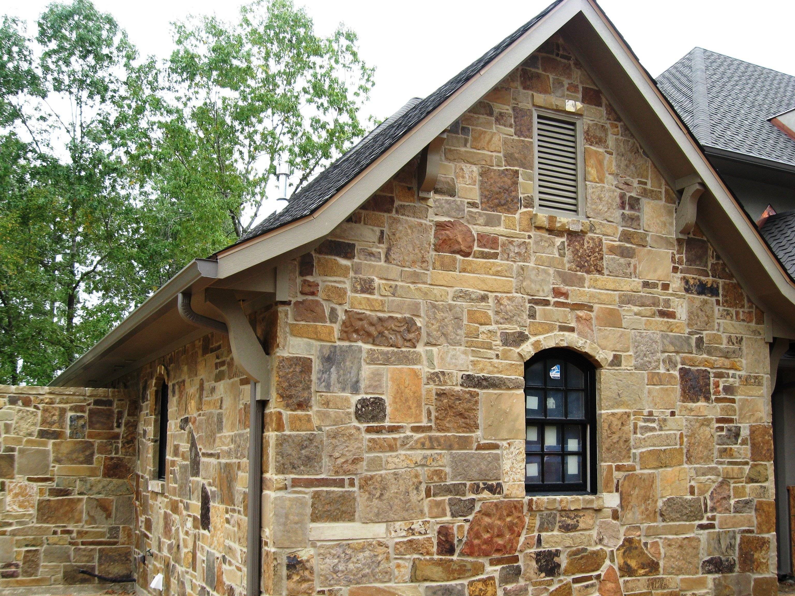 Облицовка фасада дома камнем