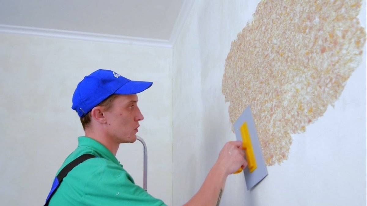 Как наносить жидкие обои на потолок – правила выполнения работ