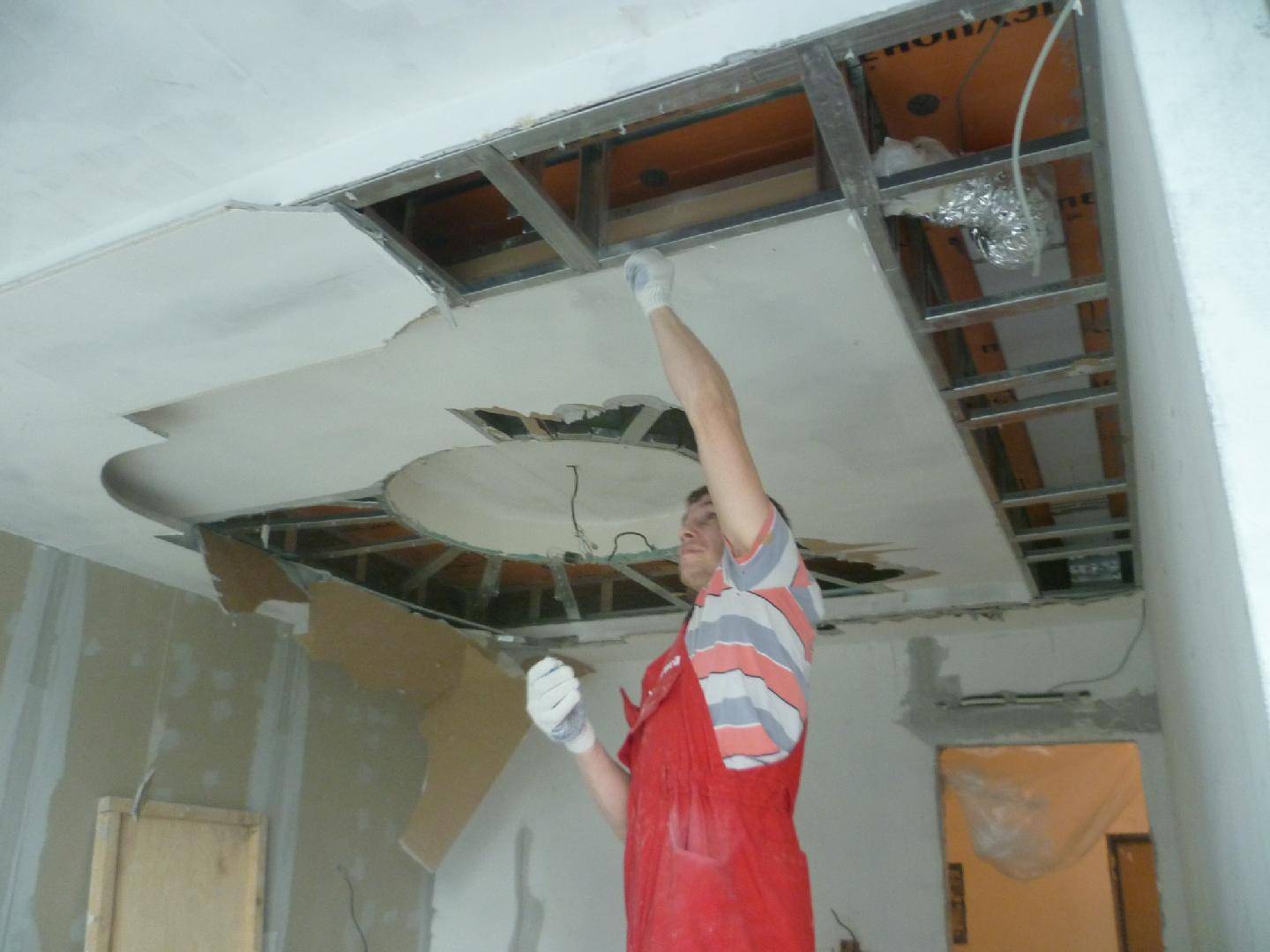 Сколько стоит перетянуть натяжной потолок в квартире. можно ли повторно установить натяжной потолок? рекомендации специалистов. причины для демонтажа