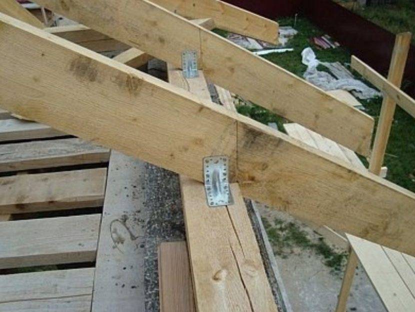 Крепление стропил к мауэрлату, к балкам перекрытия, к коньковому брусу: описание способов, выбор крепежа