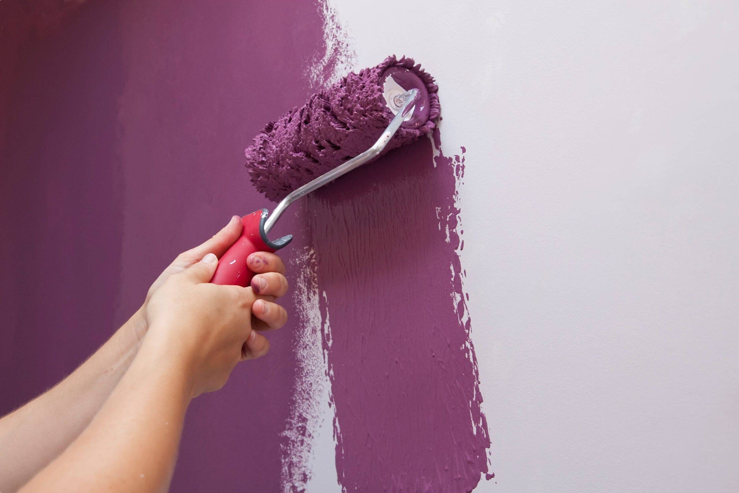 Как самостоятельно покрасить обои под покраску. Покрашенные стены. Идеи окрашивания стен. Валик для покраски стен. Обои под покраску идеи покраски.