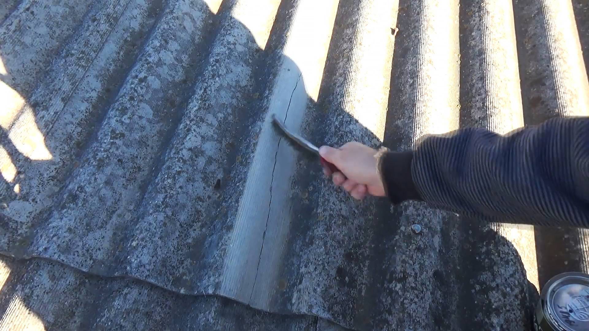 Чем заделать трещину в шифере на крыше