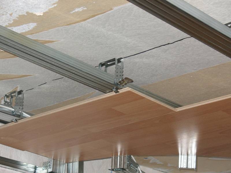 Ламинат на потолок: фото интерьеров, как крепить покрытие в деревянном доме на стену, как уложить и закрепить своими руками, видео обшивки