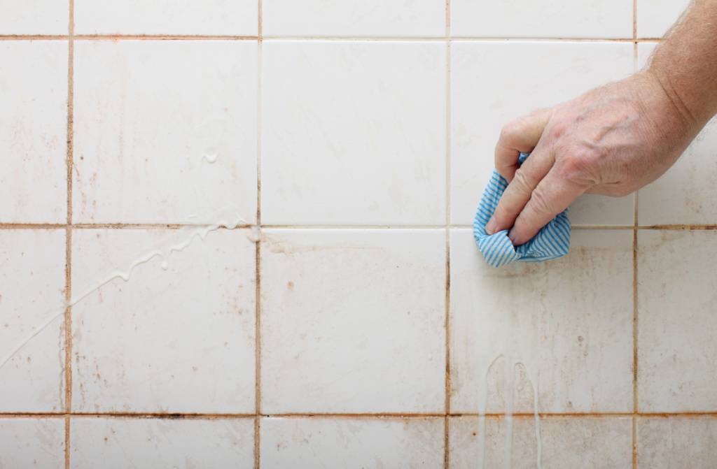 Чем отмыть плитку в ванной: лучшие способы и средства