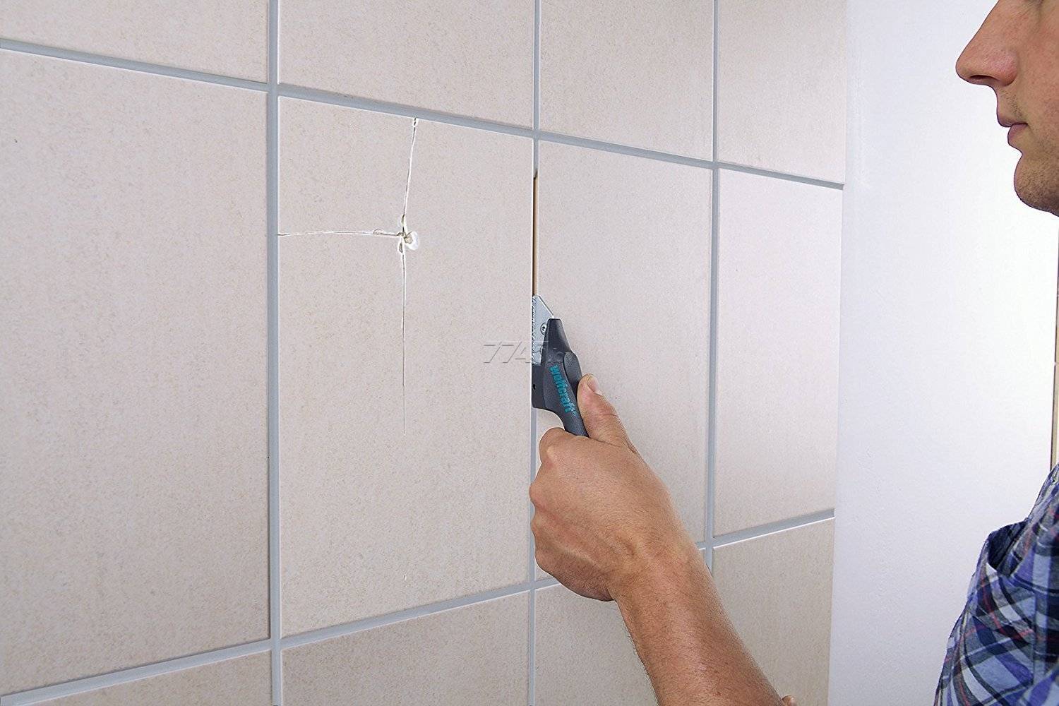 Как снять старую плитку ванной со стен, не повредив ее или без сохранения — видео и фото