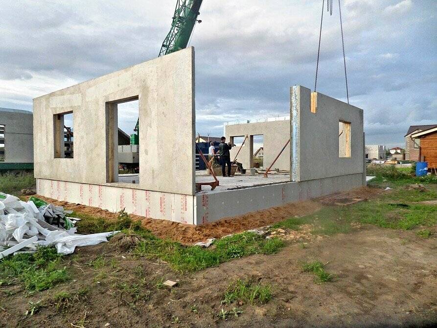 Дом из бетонных панелей: особенности строительства стен из .
