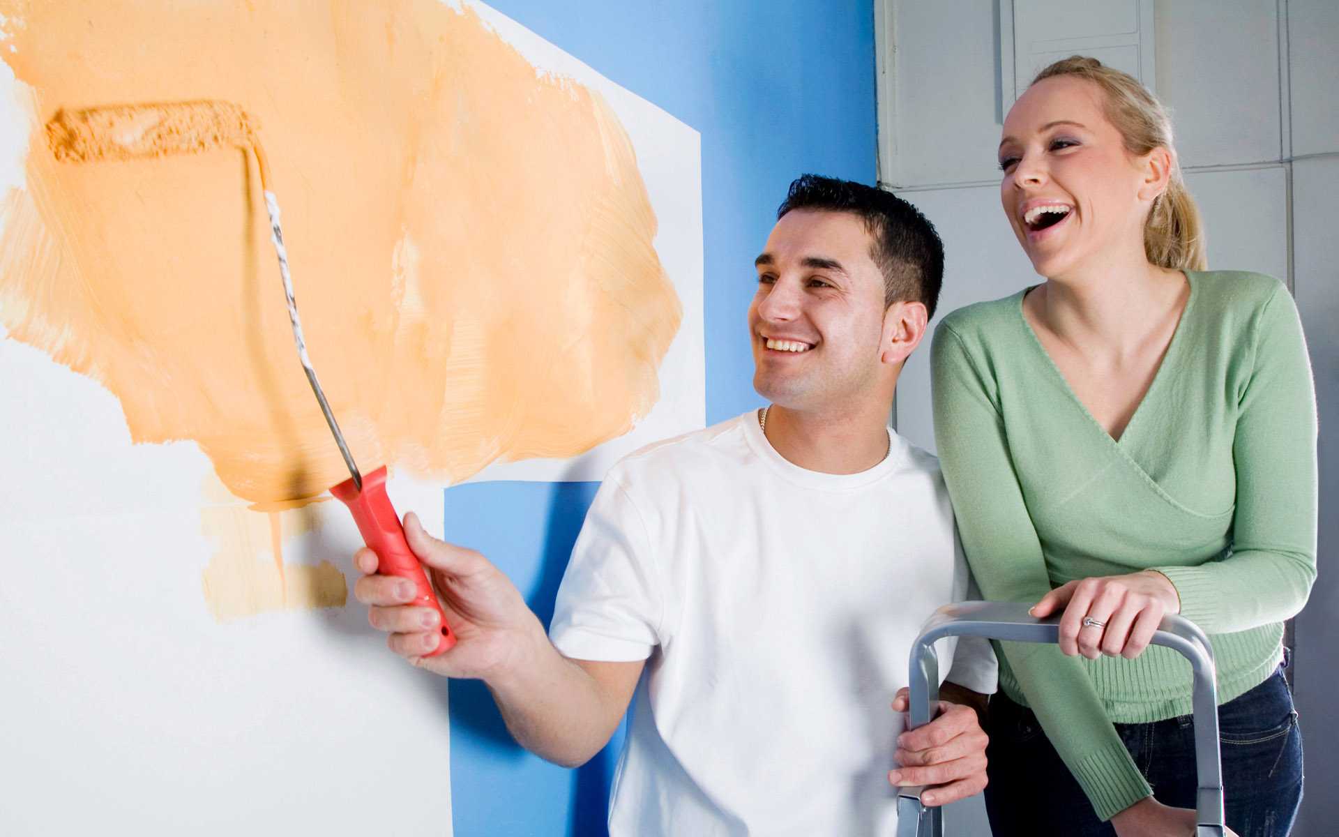 Ремонт нюансы. Крашенные стены. Люди делают ремонт в квартире. Покраска стен семья. Клеить обои.