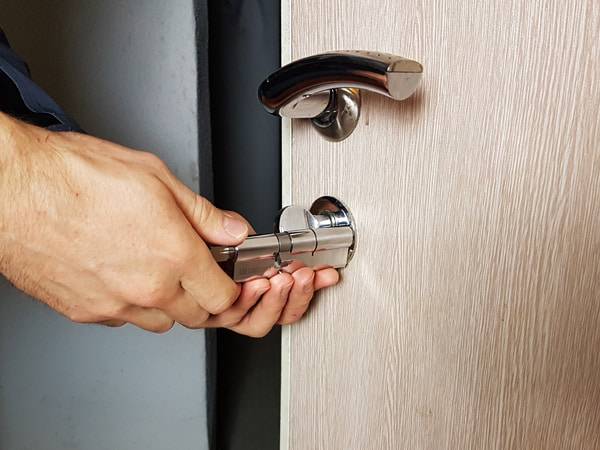 Замена личинки замка входной двери в квартиру: можно ли это сделать на металлическом или другом полотне, как снять поворотный механизм и этапы ремонта устройства
