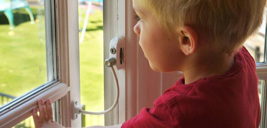 Варианты защиты на пластиковые окна для безопасности детей