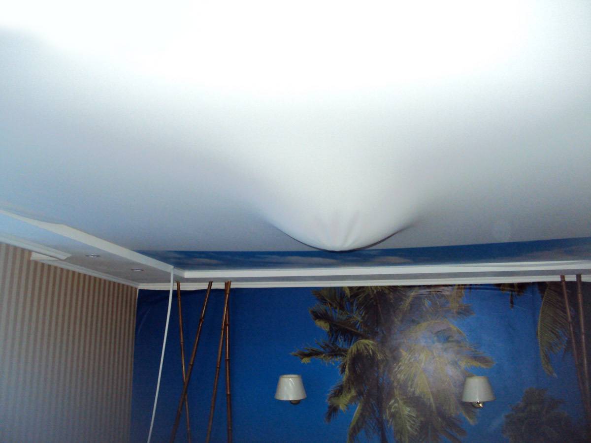 Почему провисает натяжной потолок в комнате: причины, что делать, советы