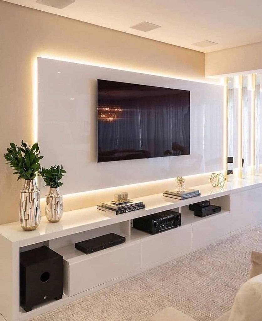 Современная стена с телевизором. Телевизор в интерьере. Декор гостиной в современном стиле. Гостиная с телевизором. Телевизор на стене в гостиной.