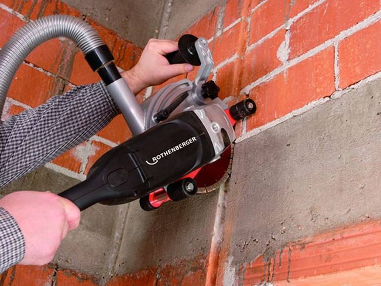 Как проштробить бетонную стену под проводку и розетки самостоятельно