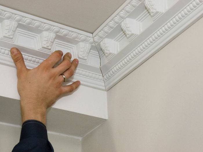 Как крепить потолочный плинтус: к панелям, обоям, натяжному потолку, поэтапная инструкция | ремонтсами! | информационный портал