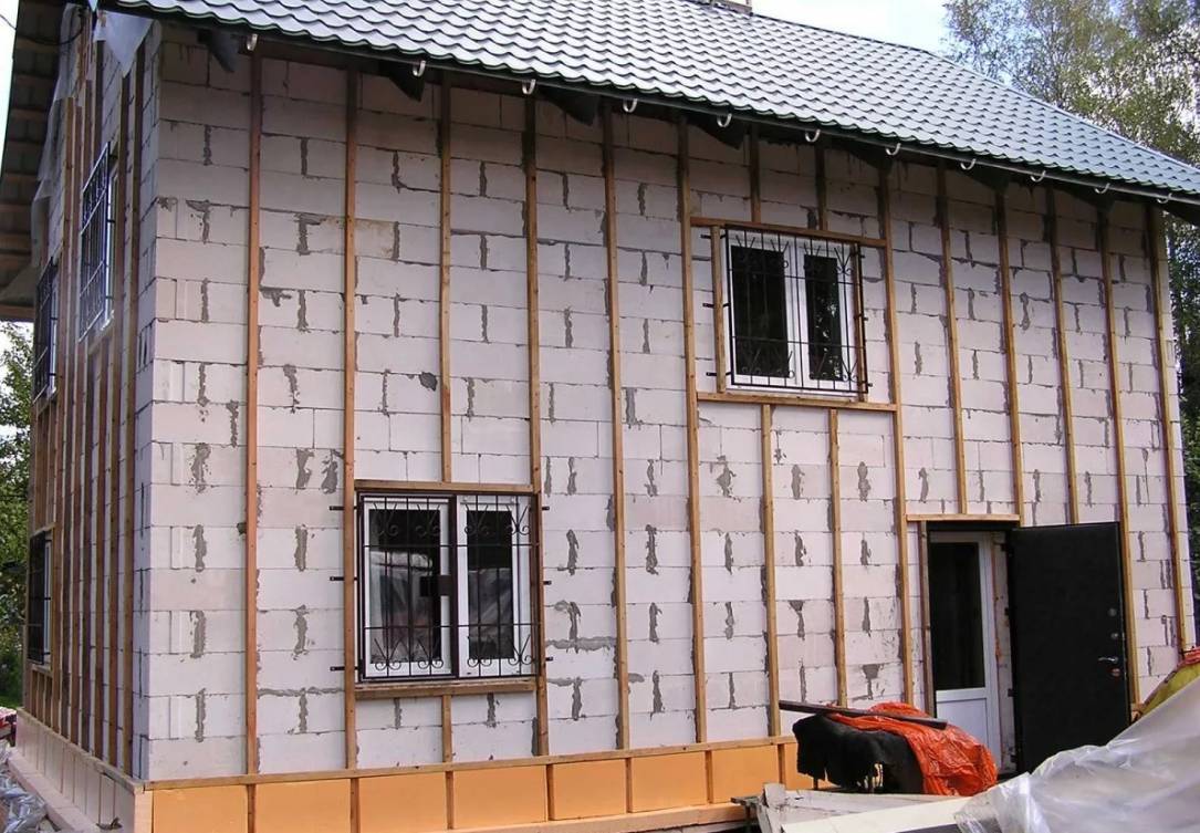 Как правильно крепить пеноплекс к стене снаружи дома и его фундаменту