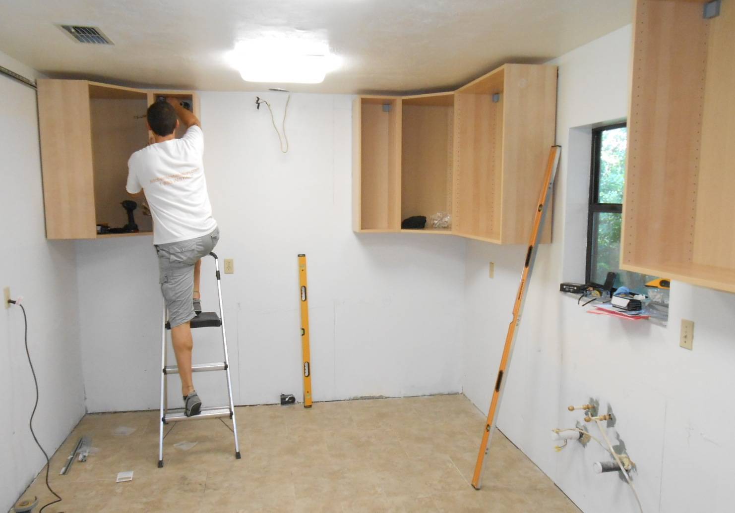 Как повесить кухонные шкафы на стену ровно - пошаговая инструкция