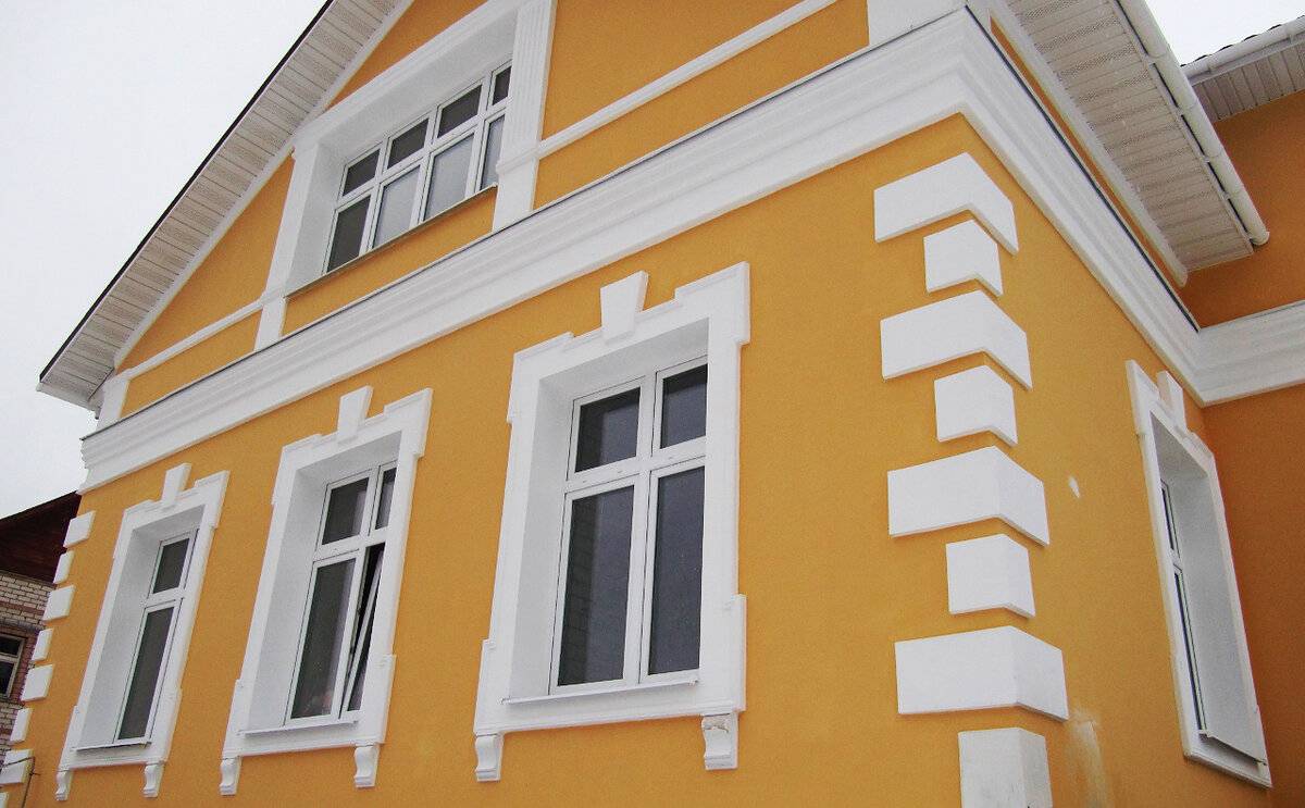 Чем лучше покрасить фасад деревянного дома: выбираем материалы