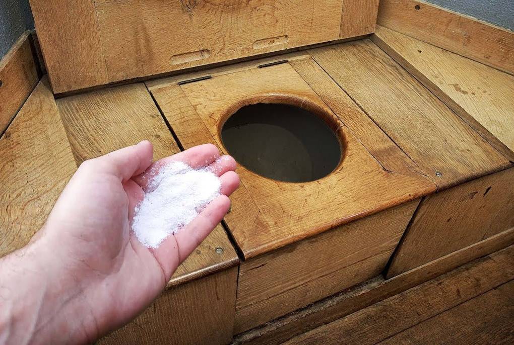 5 простых средств от запаха в туалете на даче