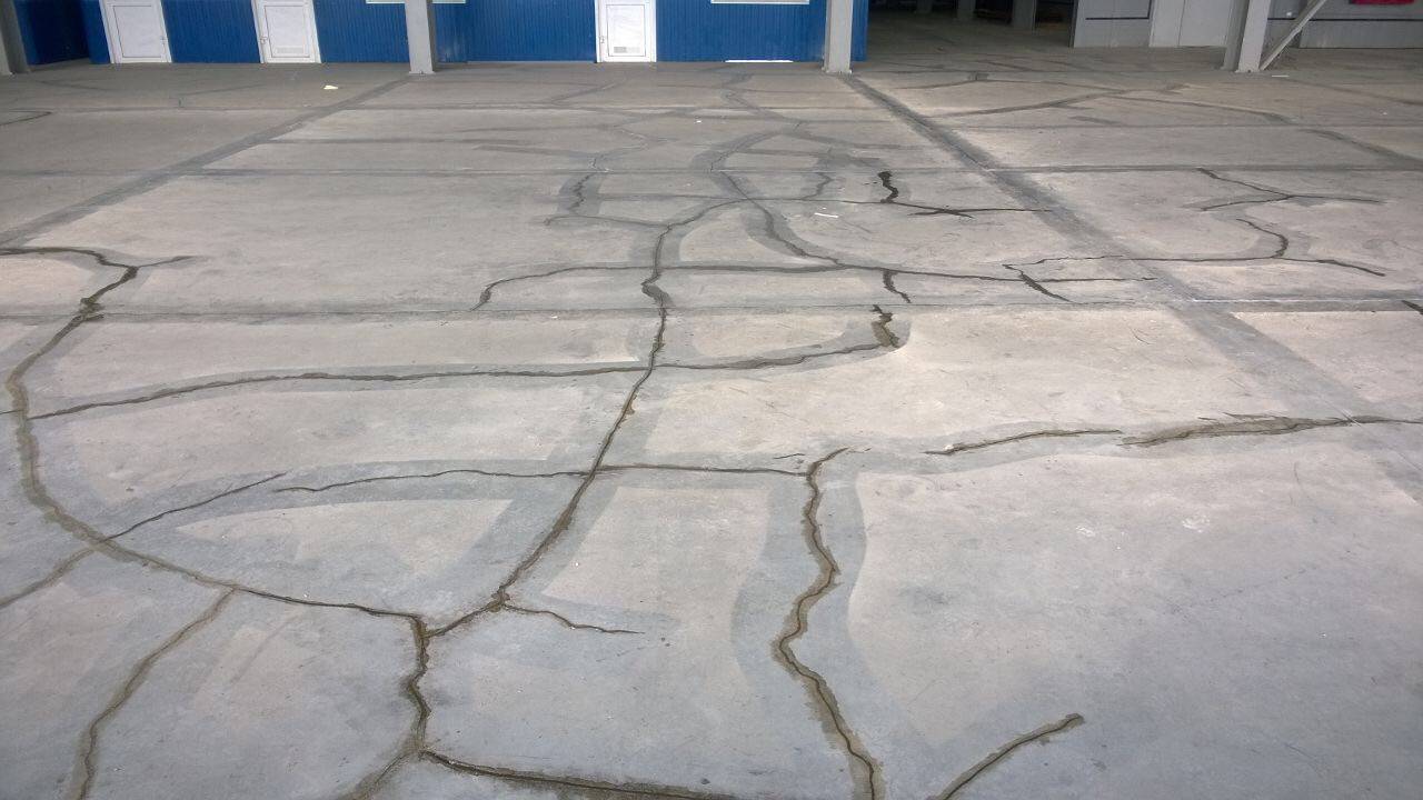 Выбоины в бетонном полу чем заделать. ремонт трещин в бетонном полу | хитрости ремонта