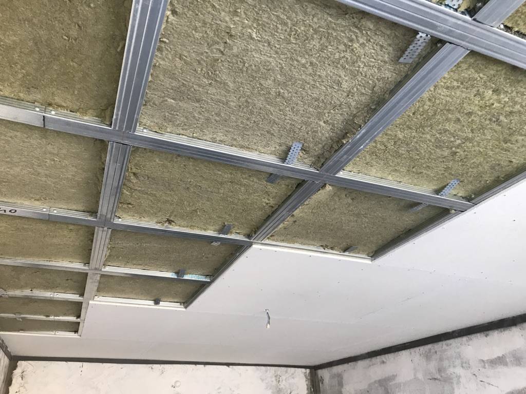 Как сделать звукоизоляцию потолка от соседей сверху: натяжные потолки с шумоизоляцией от ударного шума, безкаркасная шумоизоляция в панельном доме