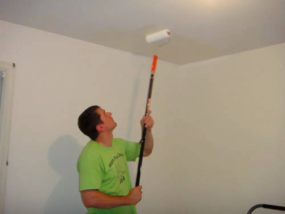 Сколько раз нужно красить потолок чтобы не было видно разводов