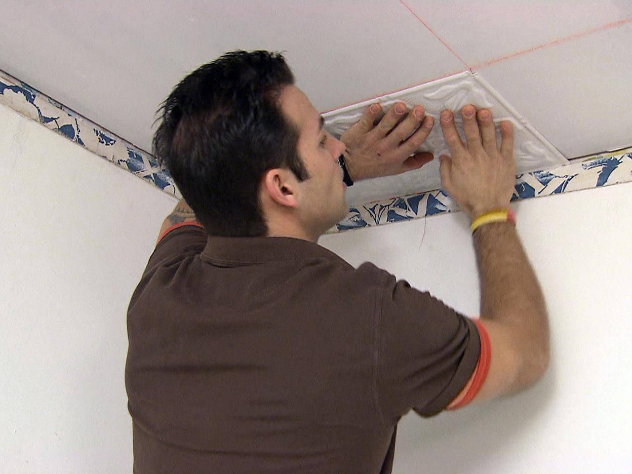 Отделка потолка: материалы и инструменты, как клеить плитку на потолок