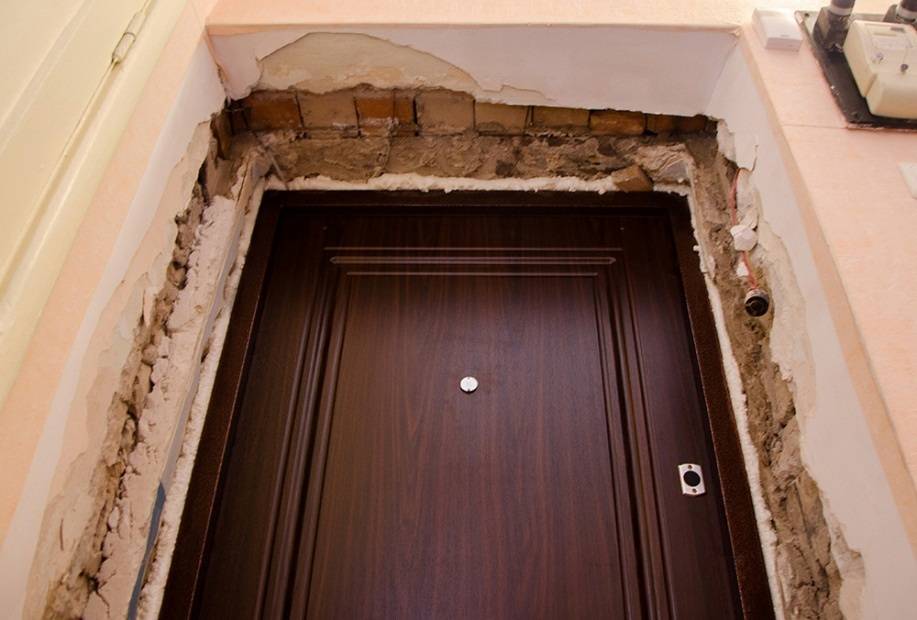 Делаем откосы на входной двери: оштукатуривание, установка с каркасом и без