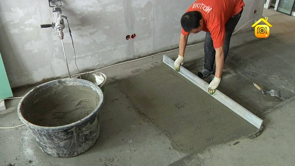 Выровнять пол цементом и песком: какие плюсы и минусы стяжки, как рассчитать количество материала и приготовить раствор, а также процедура заливки бетоном