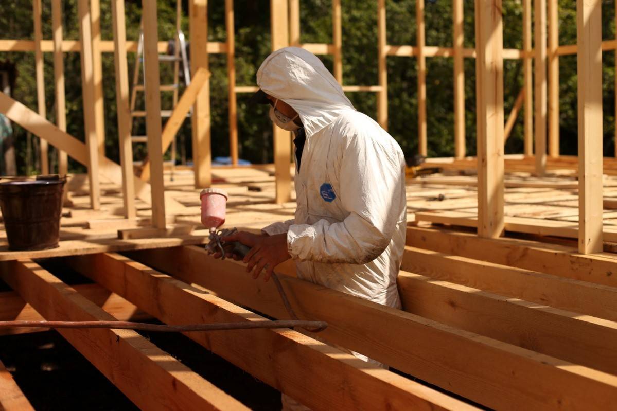 Чем можно пропитать деревянные постройки на даче: защитные средства, их применение