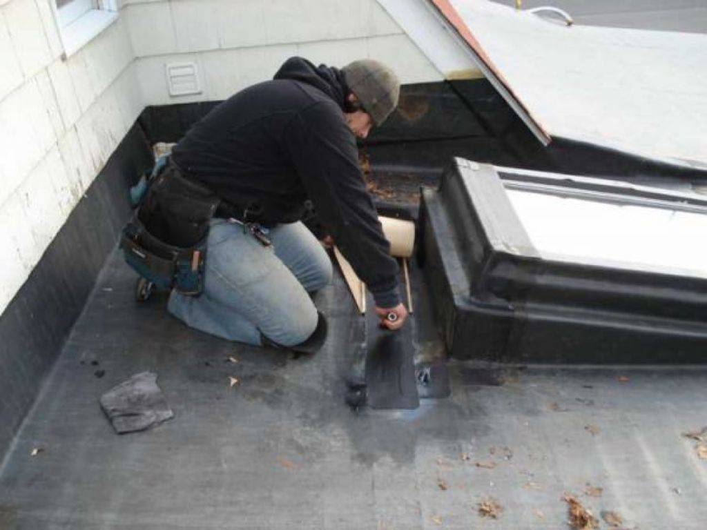 Как производится ремонт плоской кровли зимой и какие проблемы могут возникнуть при демонтаже крыши