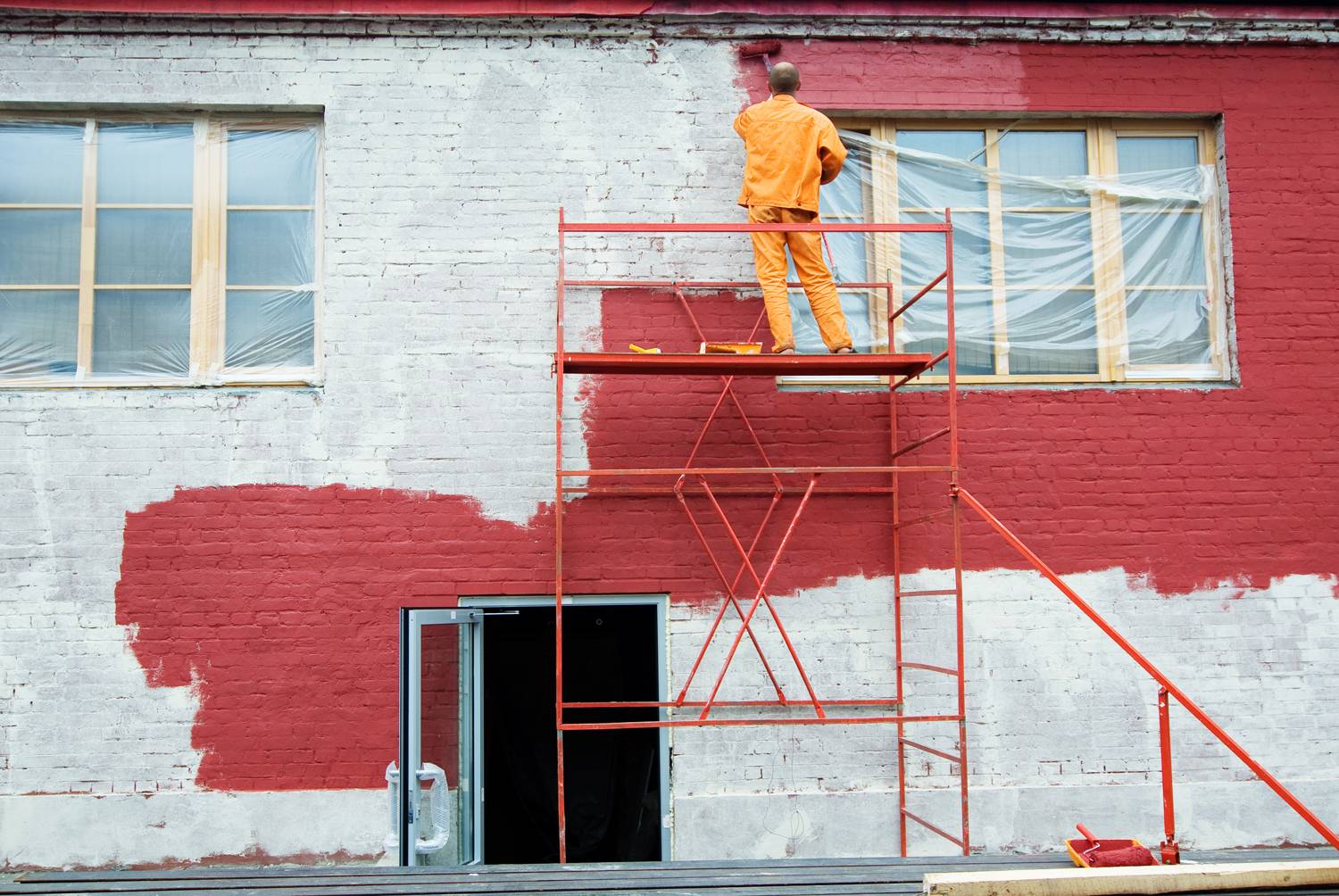 Покраска кирпичного дома: правила выбора, подготовка и работа своими руками