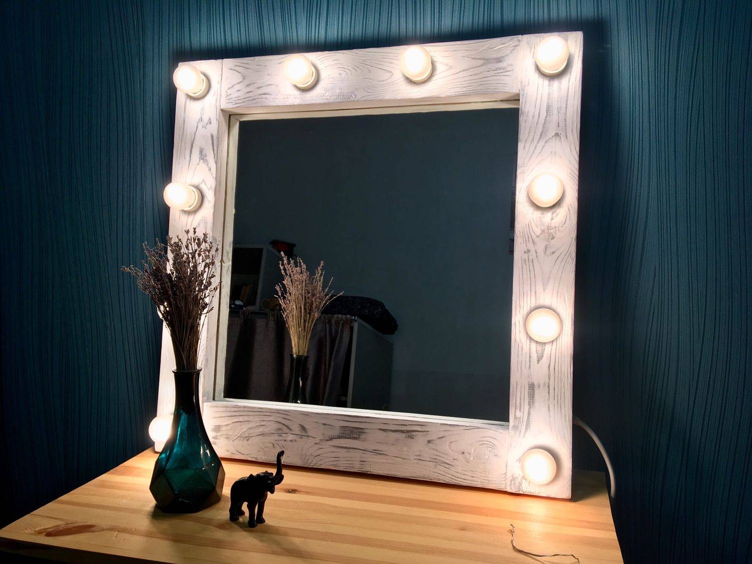 Разновидности зеркал с лампочками, причины популярности у женщин