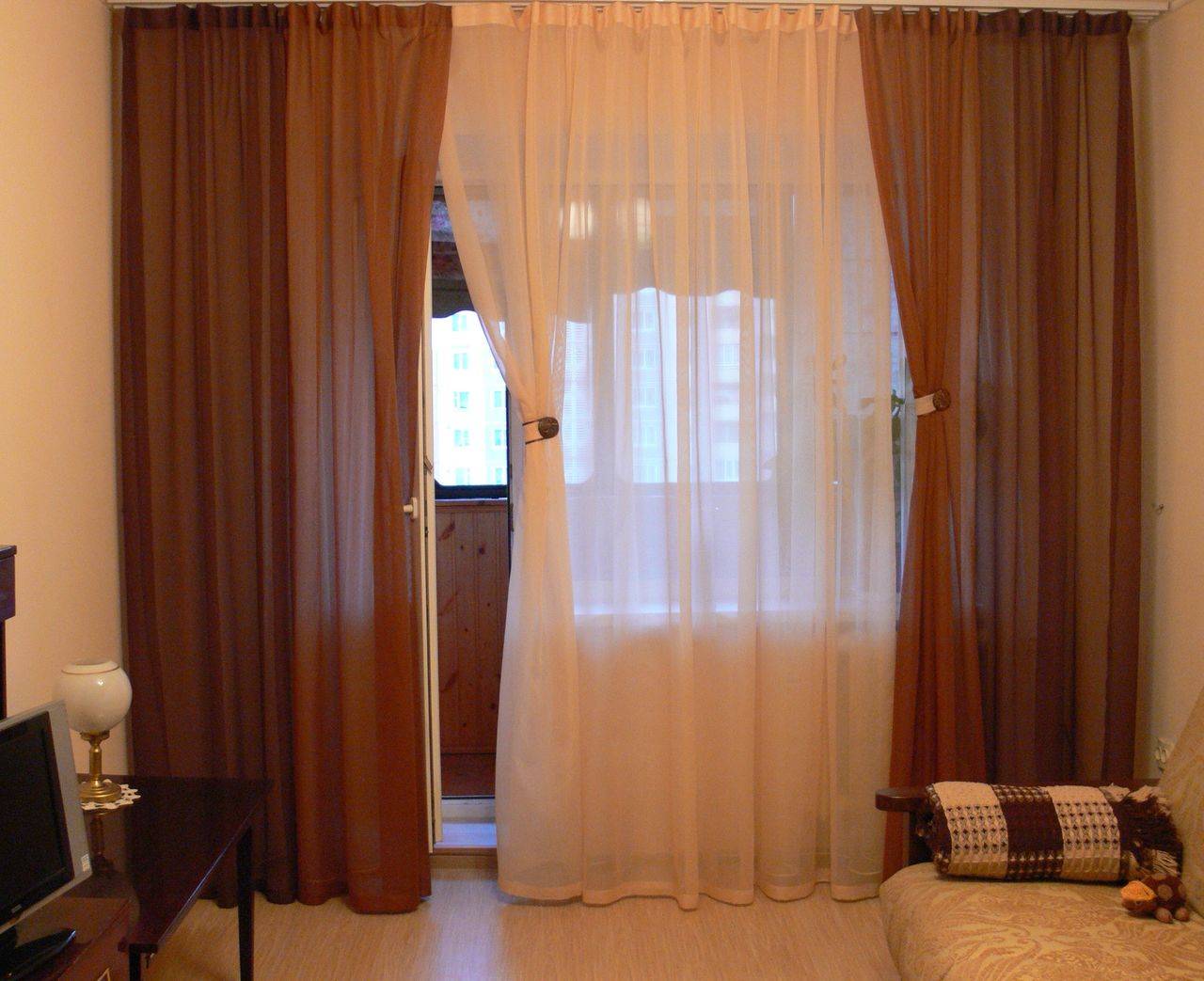 Тюль в спальню - 150 фото стильного и уютного дизайна тюля в интерьере спальни