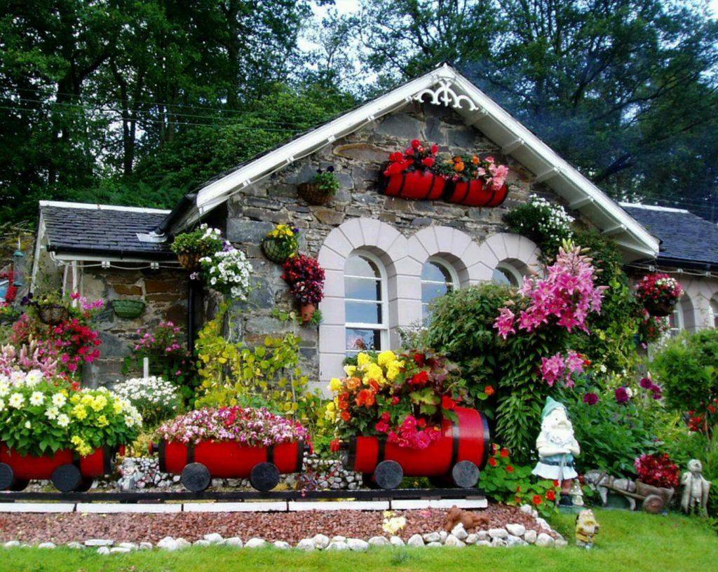 Цветники в огороде частного дома фото