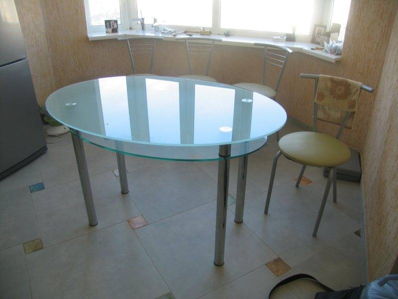 Стеклянный стол на кухню: круглый, прямоугольный, овальный (45 фото)