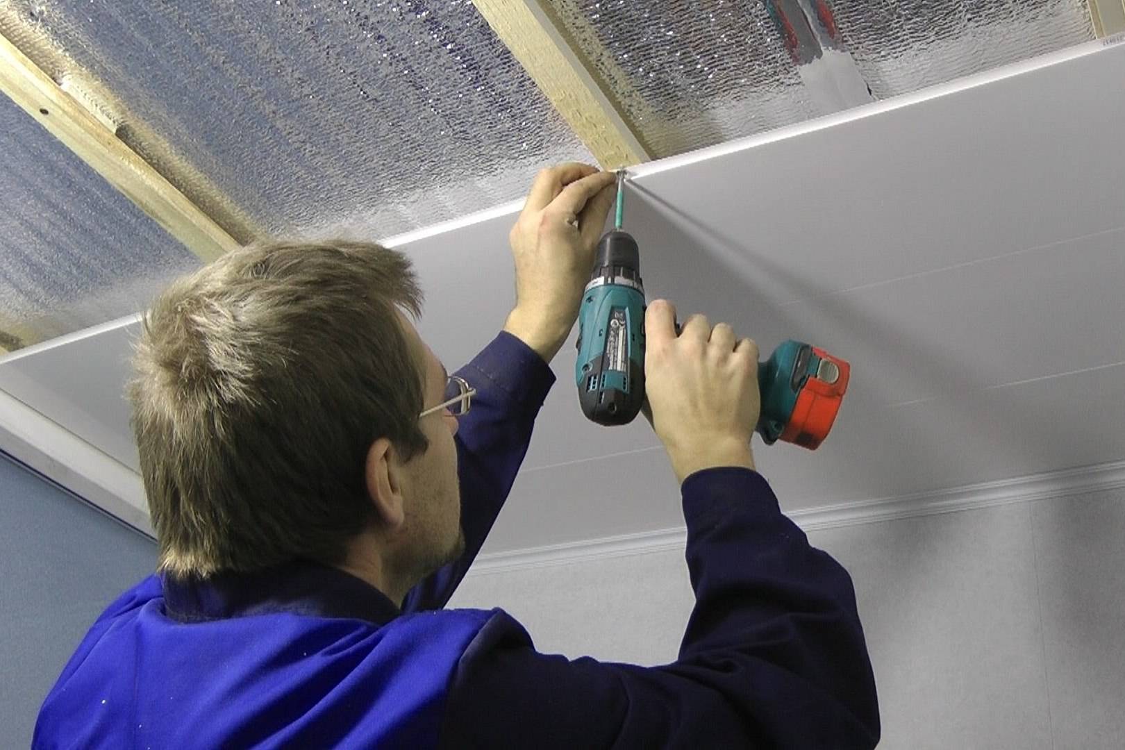 Как обшить потолок пластиковыми панелями: установка и отделка навесной, подвесной системы своими руками + видео как закрепить.