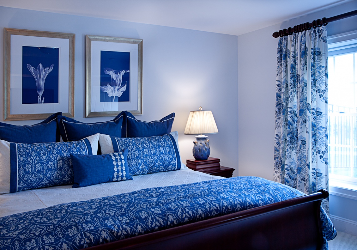 голубые стены в интерьере спальни