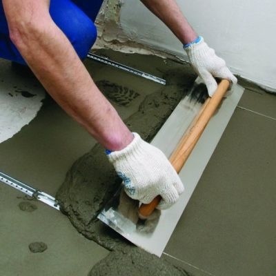 Ремонт стяжки пола в квартире: как заделать трещины цементной смесью и устранить выбоины, выровнять основание и заменить старый бетонный слой своими руками?