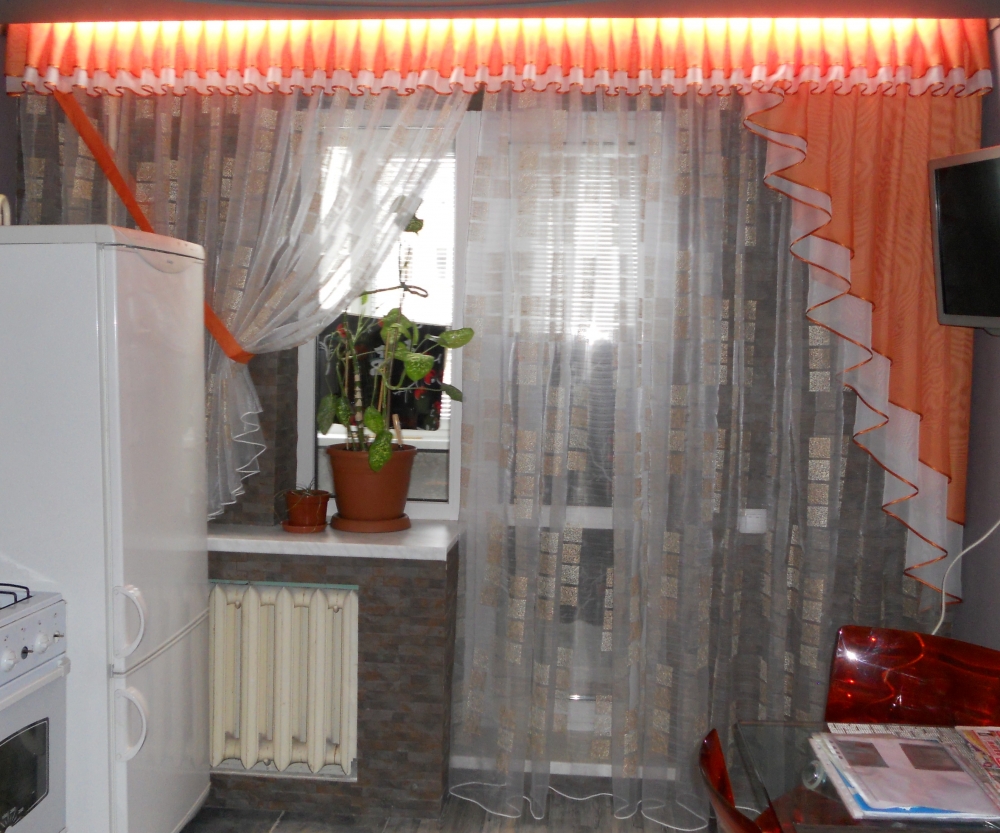 тюль в кухню в современном стиле с балконной дверью