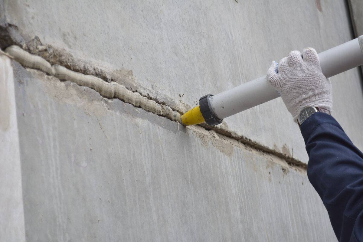 Как заделать трещину в стене из кирпича, пеноблоков или бетона
