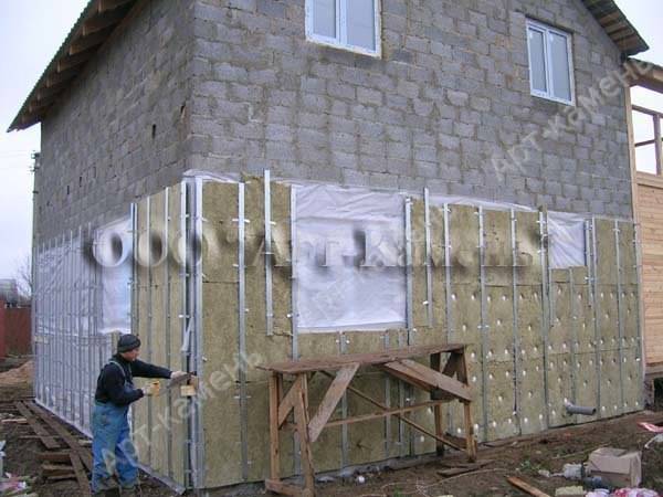 Как утеплить дом из шлакоблока: чем лучше производить теплоизоляцию стен снаружи и изнутри