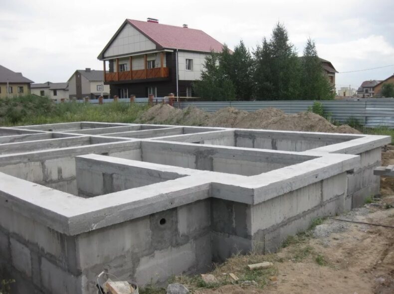 Блочный фундамент для дома, достоинства и недостатки, особенности его возведения и пошаговая инструкция