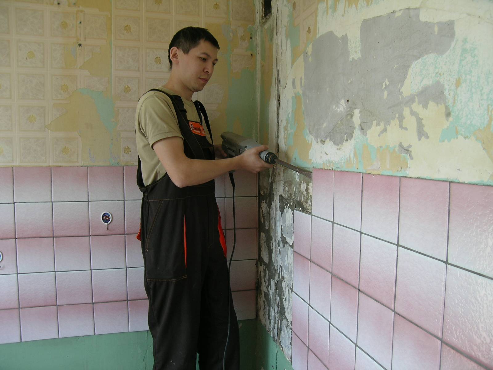 Как снять старую плитку со стен в ванной – инструкция + видео / vantazer.ru – информационный портал о ремонте, отделке и обустройстве ванных комнат