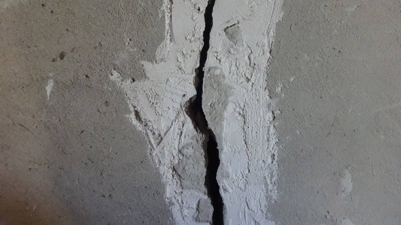 Как заделать трещину в стене из пеноблоков: пошаговая инструкция по заделке щели, почему может треснуть материал, что делать и как укрепить?